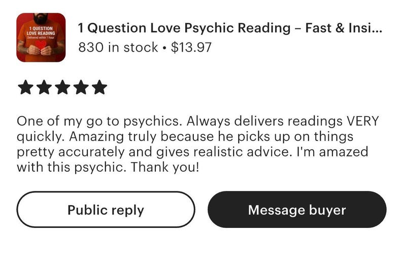 Puede incluir: Una interfaz digital que muestra una rese&ntilde;a de cinco estrellas para un servicio titulado 1 Question Love Psychic Reading. El texto incluye un testimonio de cliente que elogia la rapidez y precisi&oacute;n de la lectura, junto a botones de Public reply y Message buyer.