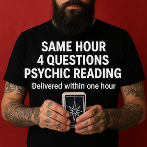Puede incluir: Camiseta negra con texto blanco: "SAME HOUR 4 QUESTIONS PSYCHIC READING" y "Delivered within one hour". La persona sostiene una baraja de cartas de tarot con un diseño de estrella.