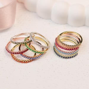 Halbe Ewigkeit Geburtsstein Ring, personalisiertes Geschenk für Mütter, Gold stapelbar Birthstone Ring, Stapeln Infinity Ring, bestes Geschenk für Mütter