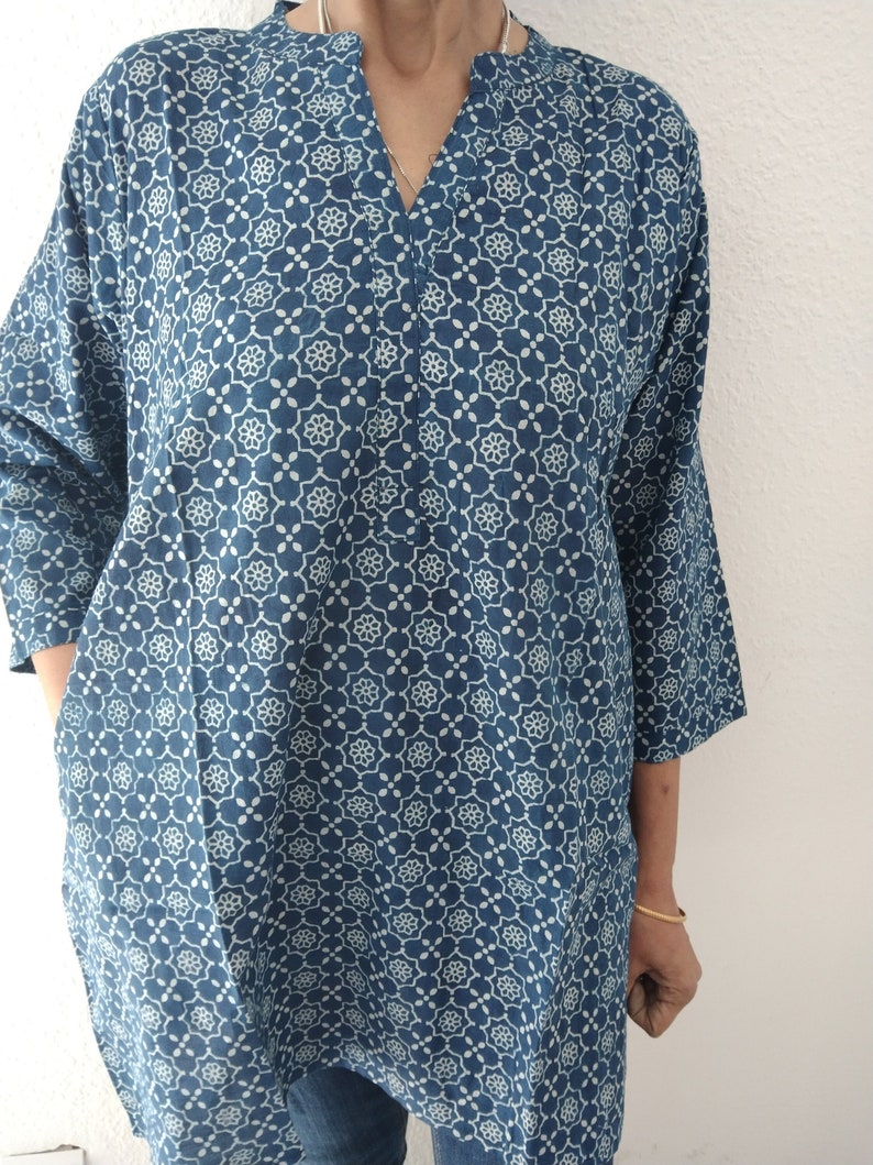 tunique en coton indigo, tenues de villégiature, vêtements d'intérieur, tunique biologique, tunique d'été, haut bohème, kurti indien, kurti en coton, tenue de bain, image 1