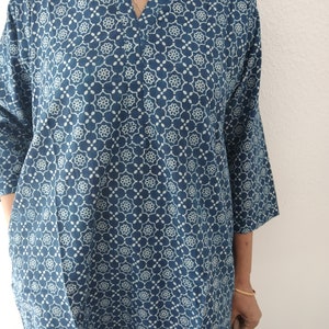 tunique en coton indigo, tenues de villégiature, vêtements d'intérieur, tunique biologique, tunique d'été, haut bohème, kurti indien, kurti en coton, tenue de bain, image 2