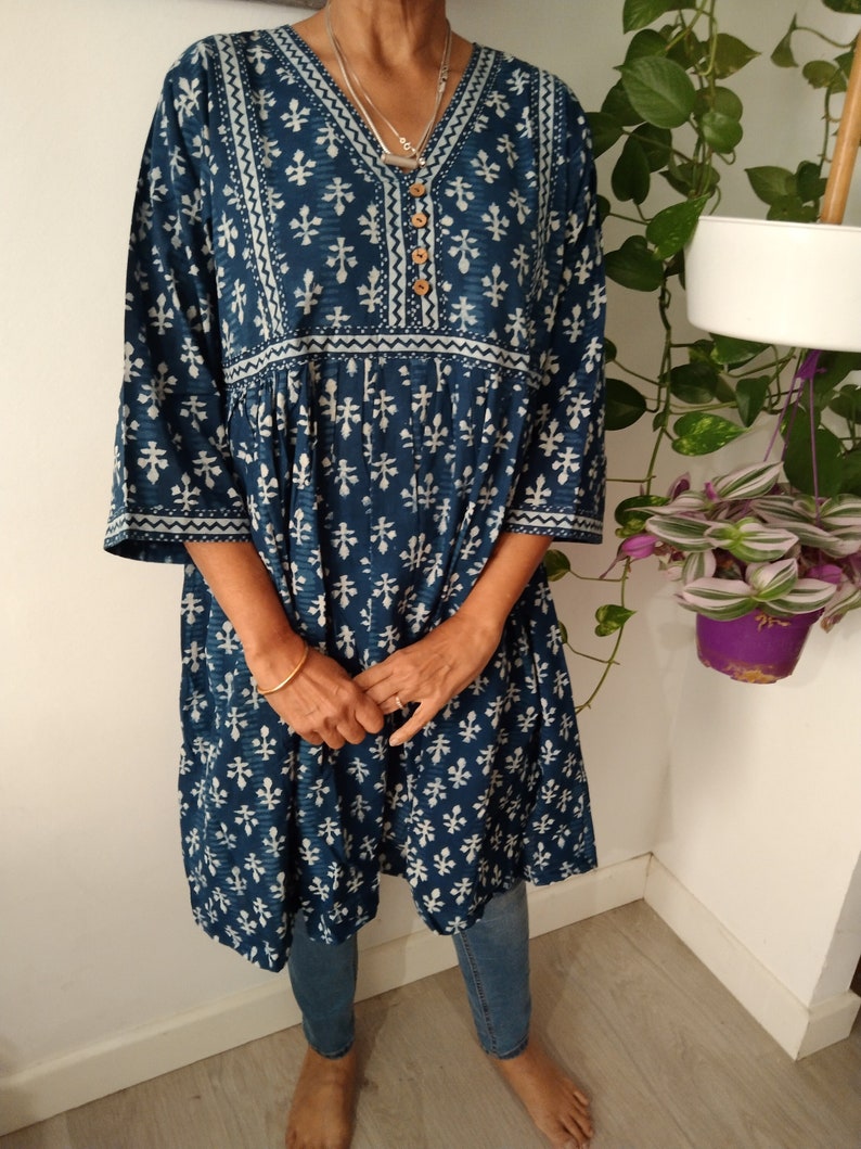 tunique en coton indigo, tunique bio, cadeaux pour elle, vêtements de villégiature, robe d'été, robe de maternité, cadeau post-partum maman, cadeaux pour elle, robe boho image 1