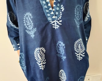 tunique indigo, tunique bio, cadeaux pour elle, vêtements de villégiature, vêtements de détente, tunique d'été, cadeau pour la fête des mères, tunique de maternité, tunique à imprimé block,