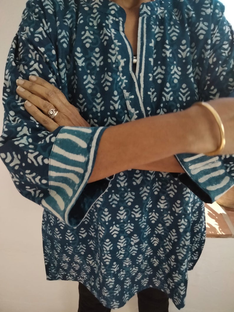 tunica indaco, tunica di cotone, tunica organica, tunica estiva, regali per lei, abbigliamento da resort, abbigliamento da spiaggia, copricostume, regalo festa della mamma, regalo postpartum mamma immagine 8