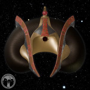 Puede incluir: Un tocado dorado con una aguja central con un orbe rojo, una gema circular de color rojo oscuro y dos grandes estructuras laterales redondeadas de color marrón oscuro. El marco está acentuado con patrones rojos y negros texturizados.