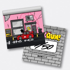 Puede incluir: Pins de edición limitada de Tofurun & Junkdrawer. Los pines muestran un coche rojo con techo blanco y un edificio blanco y negro en el fondo. El texto "QUN!" está en amarillo y negro. El texto "1/50" está en negro. El texto "Limited Edition Pins from Tofurun & Junkdrawer" está en negro. El texto "限定版ピンズ" está en japonés.
