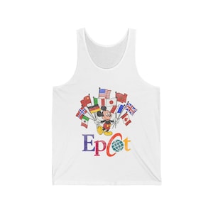 Puede incluir: Camiseta blanca de tirantes con un gráfico de estilo vintage de Mickey Mouse sosteniendo banderas de diferentes países. El texto "Epcot" está debajo de la imagen en colores arcoíris.