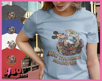 Großes Thunder Mountain Mickey Retro Style Tee