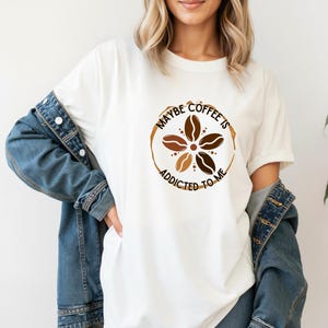 Kaffeberoende unisex-t-shirt, kaffeälskare-tröja, rolig kaffe-t-shirt, kaffegåva-tröja, kaffebesatt t-shirt