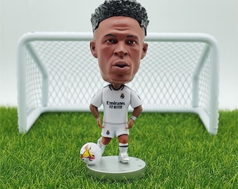 Statuetta di Vinicius Jr Real Madrid 2024/2025 | Mini statuetta da calcio del Real Madrid | Regalo da collezione Vinicius per gli appassionati di calcio