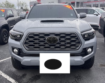Compatible con: Tacoma Gen 3 (2016-2023) Emblema delantero superpuesto en negro