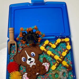 Sensationelles Puppenspielzeug in Kunststoff Tragetasche perfekt für unterwegs mit Fidgets, Pop it&#39;s Schlüsselanhänger, Fidget Spinners und sensorischem Reis!