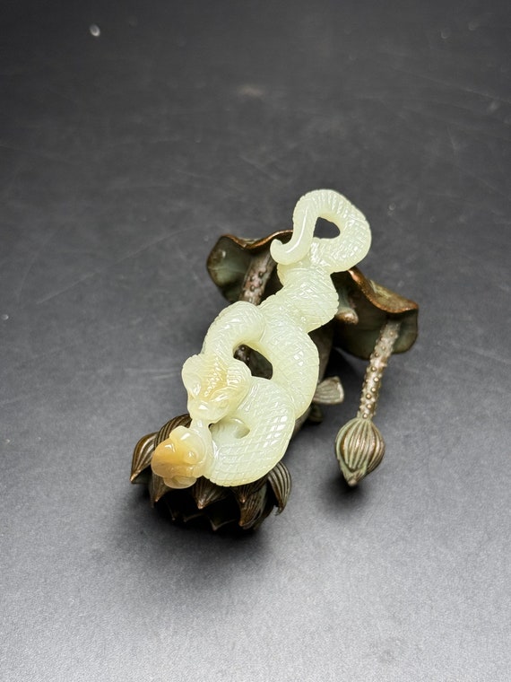 45116 Natural Hetian jade carved snake pendant