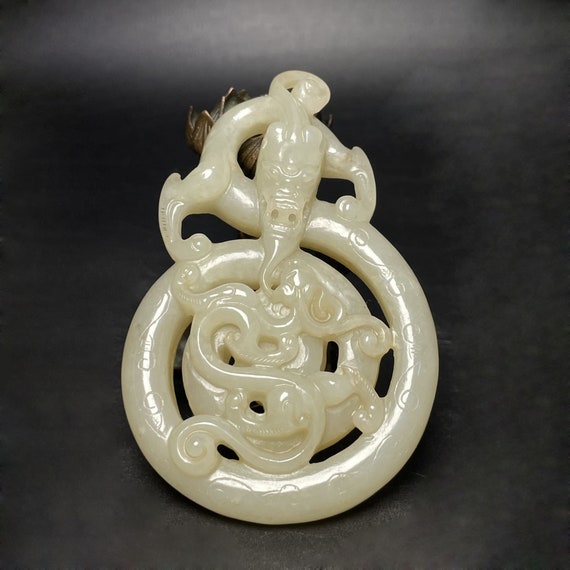 401192 Hetian jade hand-carved auspicious dragon … - image 1