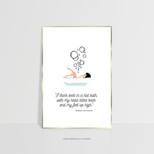 Puede incluir: Una ilustración en blanco y negro de una mujer relajándose en una bañera con burbujas. La cita "Pienso mejor en un baño caliente, con la cabeza echada hacia atrás y los pies en alto" de Elizabeth Jane Howard está impresa debajo de la ilustración.