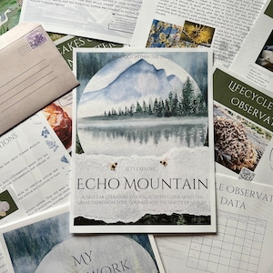 Puede incluir: Primer plano de un libro titulado "Echo Mountain: Una guía de estudio literario y actividades secular sobre la Gran Depresión, el amor, el coraje y la belleza de la naturaleza". La portada del libro presenta una ilustración de acuarela de una cordillera reflejada en un lago.
