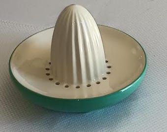 Exprimidor vintage de cerámica, color verde aguamarina y crema, de mediados de siglo.