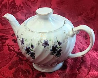 Tetera Art Déco con motivo floral violeta y superficie acanalada de "Genuine Ironstone" (piedra de hierro auténtica), fabricada por Ellgreave, una división de Woods and Sons, Inglaterra.