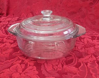 Naczynie żaroodporne Libbey Glass 2 QT z przezroczystego, żebrowanego szkła z pokrywką, wyprodukowane w Meksyku.