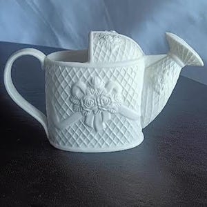 Vintage Bisque vattenkanna, med upphöjda rosor och blommotiv, 1950-talet.