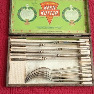 Posate antiche "Keen Kutter" di E.C. Simmons, coltelli e forchette.