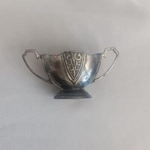 Lot de Pot couvert en métal argenté, à décor de godrons. au prix de 20