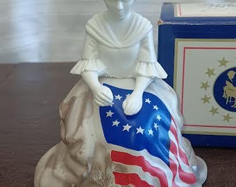 Avon Bicentennial Betsy Ross Dekanter, gefüllt mit Topaze Cologne aus dem Jahr 1976.
