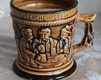 Jarra con forma de bigote, de cerámica con escenas en relieve, fabricada por Lego en Japón, década de 1950.