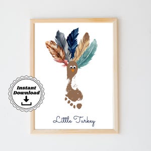 Puede incluir: Una impresión de arte imprimible con una huella marrón con una cabeza de pavo y plumas de colores. El texto "Little Turkey" está impreso debajo de la huella.