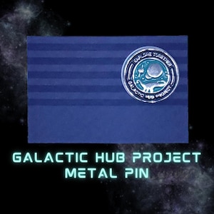 Pode incluir: Um alfinete de metal prateado com um design azul e verde. O alfinete apresenta um círculo com o texto "Explore Together Galactic Hub Project" e um gráfico de um planeta e um dinossauro. O texto "Galactic Hub Project Metal Pin" está escrito abaixo do alfinete.