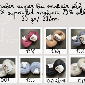 K&ouml;nnte beinhalten: Poker super kid mohair silk Garnkn&auml;uel, bestehend aus 75% Super Kid Mohair und 25% Seide, 25 gr/ 212m. Das Bild zeigt acht Farbvarianten, darunter Pink, Beige, Blau, Wei&szlig;, Hellblau, Schwarz und Cremewei&szlig;, jeweils mit einem Etikett versehen.
