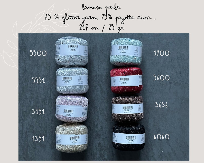 Op de afbeelding: Acht bollen garen in verschillende kleuren, waaronder zilver, roze, rood, bruin, zwart en beige. Elke bol heeft een etiket met de tekst "lanoso parla 75% glitter yarn, 25% payette sim, 217 m / 25 gr" en een nummer.