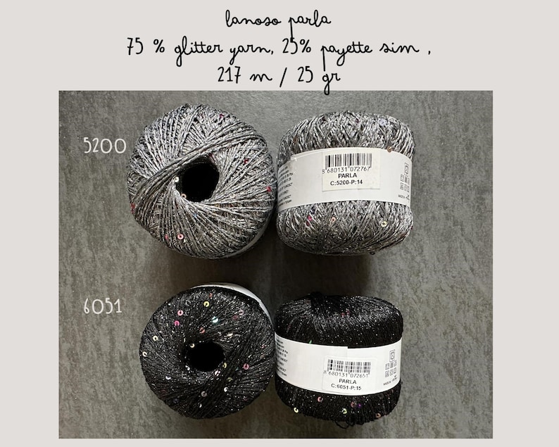 Op de afbeelding: Twee bollen garen, een grijs en een zwart, met zilveren glitter en pailletten. Het garen is gelabeld "lanoso parla 75% glittergaren, 25% pailletten sim, 217 m / 25 gr".