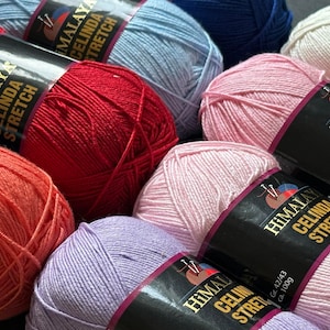 Puede incluir: Una colección de ovillos de lana coloridos en tonos rojos, rosas, naranjas, azules y morados. Cada ovillo está etiquetado con "Himalaya Celinda Stretch" y pesa aproximadamente 100g.