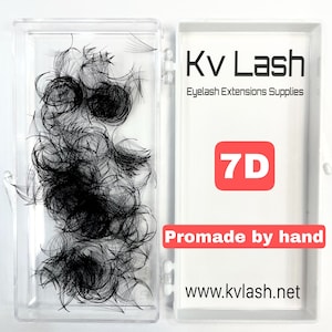 Könnte beinhalten: Ein durchsichtiger Plastikbehälter gefüllt mit schwarzen Wimpernextensions. Der Behälter ist mit "KV Lash Eyelash Extensions Supplies 7D Promade by hand www.kvlash.net" beschriftet.