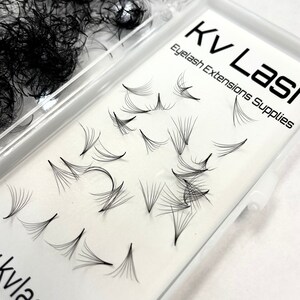 May include: A clear plastic tray with individual black eyelash extensions. The tray is labeled "KV Lash Eyelash Extensions Supplies" and "kvlash.no".
