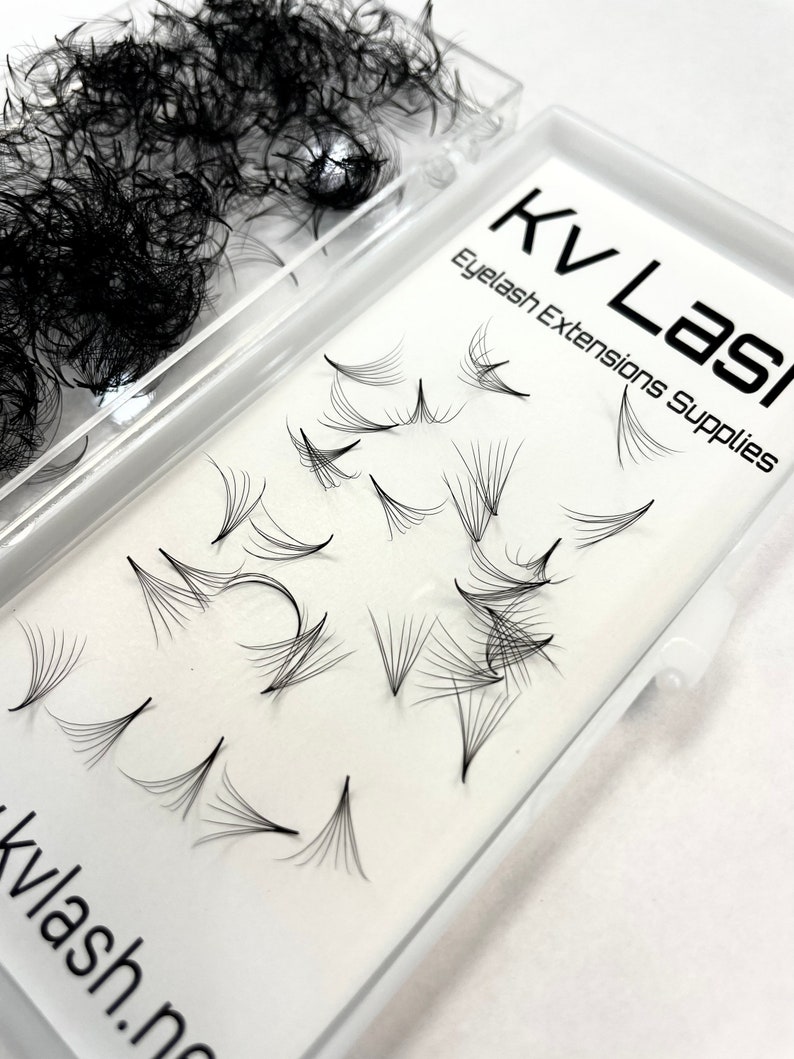 May include: A clear plastic tray with individual black eyelash extensions. The tray is labeled "KV Lash Eyelash Extensions Supplies" and "kvlash.no".