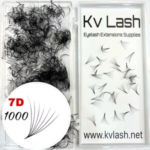 Könnte beinhalten: Eine transparente Plastik-Schale mit 1.000 schwarzen 7D-Wimpernextensions. Die Schale hat einen weißen Kreis mit dem Text "7D 1000" in Rot. Die Schale ist mit "KvLash Eyelash Extensions Supplies" und "www.kvlash.net" beschriftet.