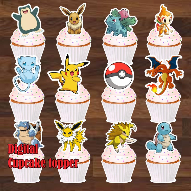 Pu&ograve; includere: Cupcake con glassa bianca e zuccherini colorati, ognuno sormontato da un personaggio Pok&eacute;mon diverso. I cupcake sono in pirottini di carta bianchi. Il testo "Digital Cupcake topper" &egrave; in basso.