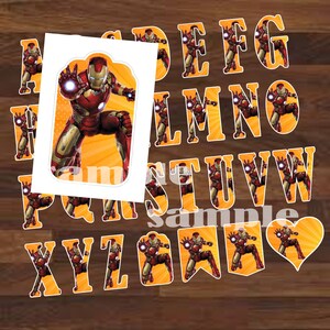 Puede incluir: Letras y formas del alfabeto con tem&aacute;tica de Iron Man. Cada letra y forma presenta al personaje de Iron Man con un traje rojo y dorado sobre un fondo naranja. Las letras est&aacute;n dispuestas sobre una superficie de madera.