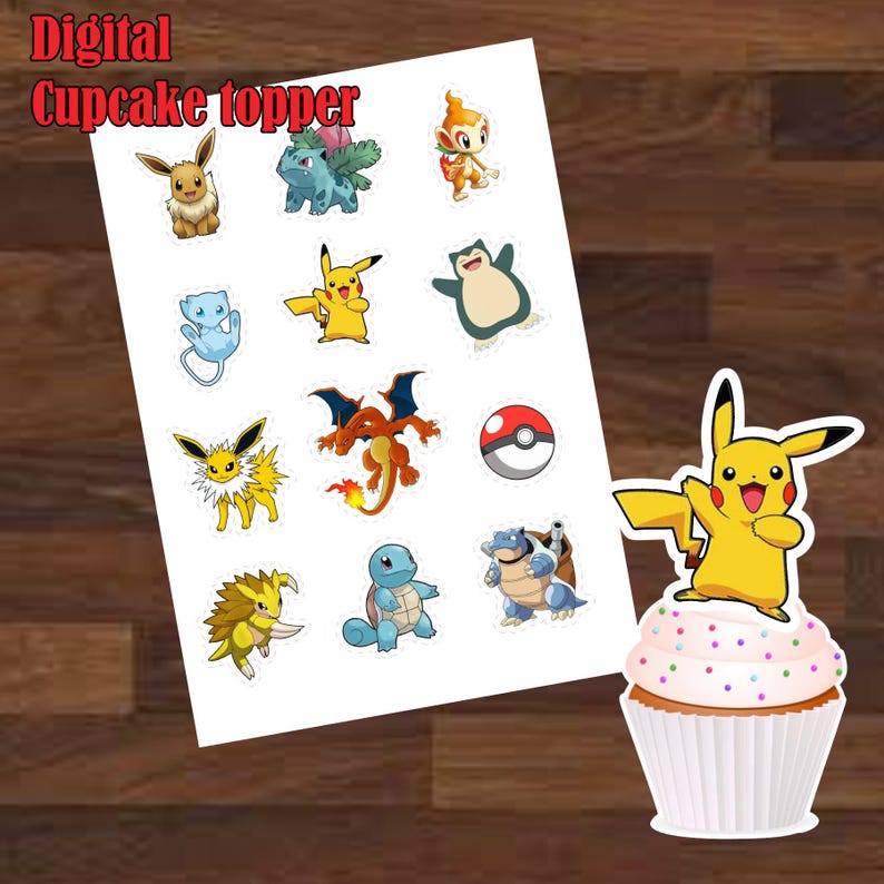 Pu&ograve; includere: Un foglio di decorazioni digitali per cupcake con vari personaggi dei cartoni animati, tra cui Pikachu, e un cupcake sormontato da un topper di Pikachu. Il testo "Digital Cupcake Topper" &egrave; in alto. Le decorazioni sono colorate e progettate per una festa.