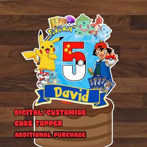Pu&ograve; includere: Un colorato cake topper con vari personaggi Pok&eacute;mon, il numero 5 e il nome "David". Il design include Pikachu, Bulbasaur, Squirtle e Ash Ketchum. &Egrave; visibile anche il testo "DIGITAL/CUSTOMISE CAKE TOPPER ADDITIONAL PURCHASE".
