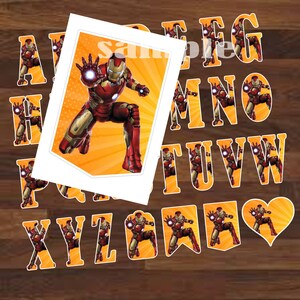 Puede incluir: Letras del alfabeto y pancarta con tem&aacute;tica de Iron Man. Las letras son naranjas con un gr&aacute;fico de Iron Man. La pancarta tiene un gr&aacute;fico de Iron Man con la palabra "sample". El fondo es una superficie de madera.
