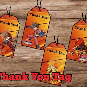Peut inclure: Quatre étiquettes cadeaux orange et jaune sur le thème de Bakugan avec une ficelle noire. Chaque étiquette présente un personnage différent et les mots "Thank You!". Le bas de l'image indique "Thank You Tag".