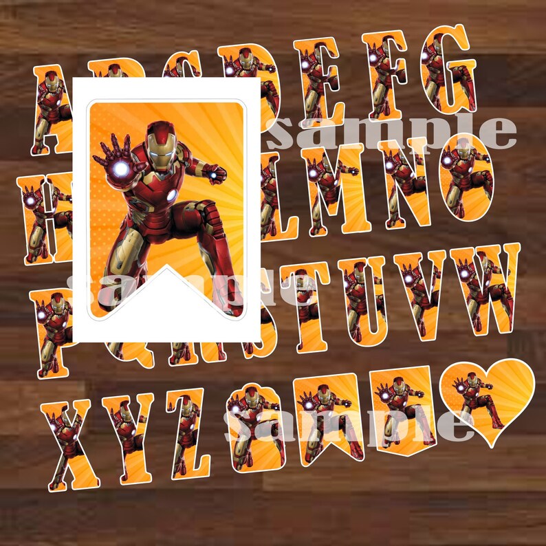 Puede incluir: Bandera y letras del alfabeto con tem&aacute;tica de Iron Man. La bandera presenta a Iron Man con un fondo naranja y amarillo brillante. Las letras son naranjas con un gr&aacute;fico de Iron Man. La palabra "sample" est&aacute; impresa en la imagen.