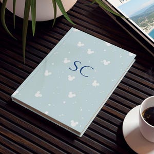 Cuaderno de notas personalizado con iniciales inspiradas en Disney, de tapa dura, para adultos y niños, bonito diario de oficina, regalo para fans de Disney.