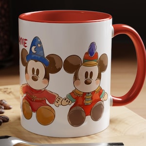 Taza de café con detalles de Mickey Mouse a través de los tiempos / Opción de nombre personalizado imagen 1