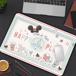 Op Disney geïnspireerde bureaumat – This is Our Happy Place, grappig kantoordecor