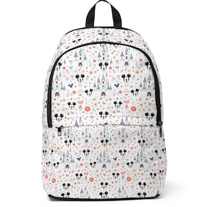 Könnte beinhalten: Weißer Rucksack mit einem sich wiederholenden Muster aus Schlössern, Mickey Mouse-Köpfen, Blumen und Schmetterlingen. Der Rucksack hat schwarze Träger, einen oberen Griff und eine Vordertasche mit Reißverschluss. Das Design ist farbenfroh und skurril.