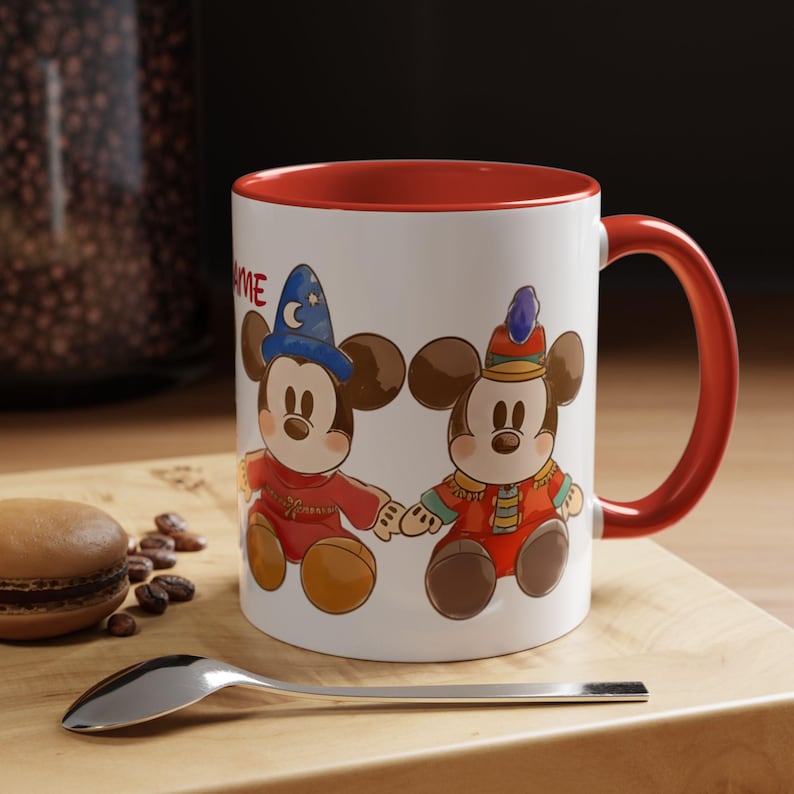 Taza de café con detalles de Mickey Mouse a través de los tiempos / Opción de nombre personalizado imagen 1